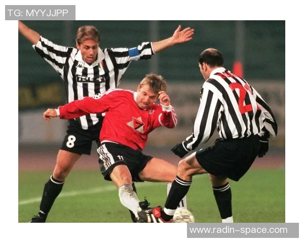 巴萨与尤文图斯首回合激战回顾球迷热情高涨的精彩瞬间