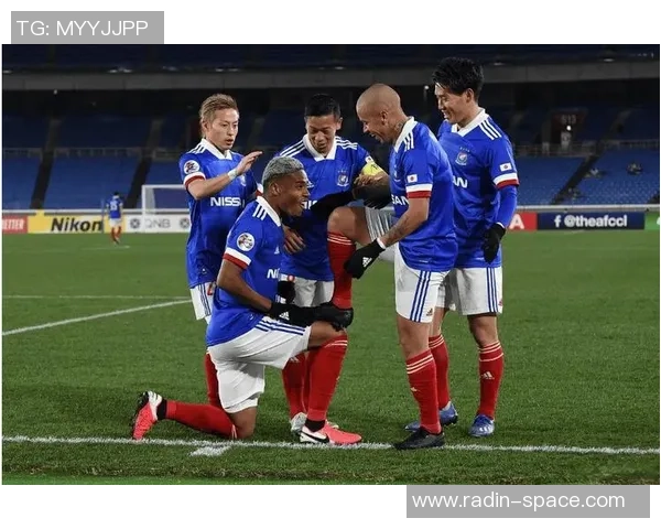 横滨队与町田泽维的激烈对决展现足球魅力与团队精神的完美结合 横滨队与町田泽维的激烈对决展现足球魅力与团队精神的完美结合