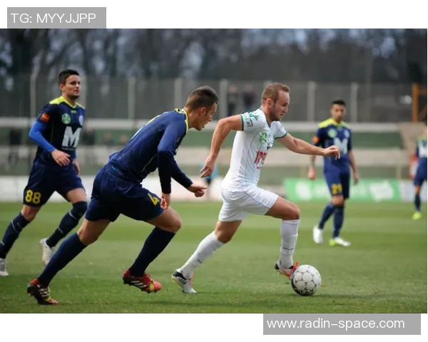 红星队与布雷斯特队激战正酣谁能在这场较量中笑到最后